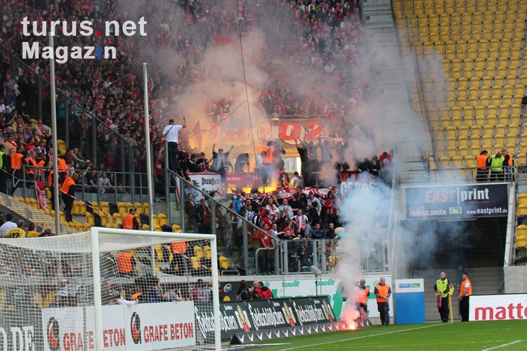 Foto Fans des FC Energie Cottbus zünden Pyrotechnik in