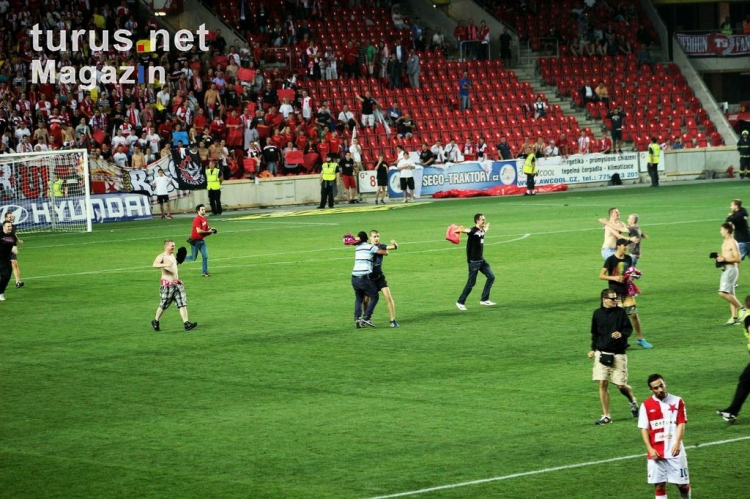 Foto: Fans von Hajduk Split bei Slavia Praha - Bilder von Fußball in Kroatien - turus.net Magazin