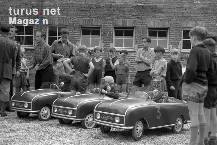 Foto: Kinder in kleinen Fahrzeugen des Typs Mafa Pionier, DDR 50er