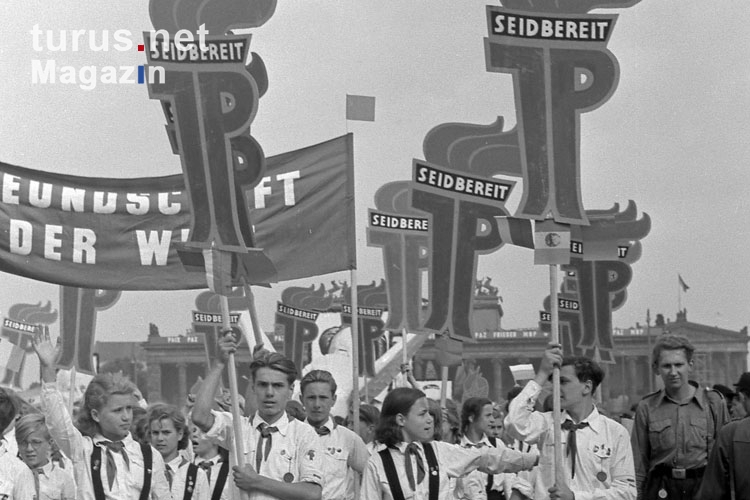 Foto: Junge Pioniere und Thälmannpioniere bei einem Aufmarsch, DDR in