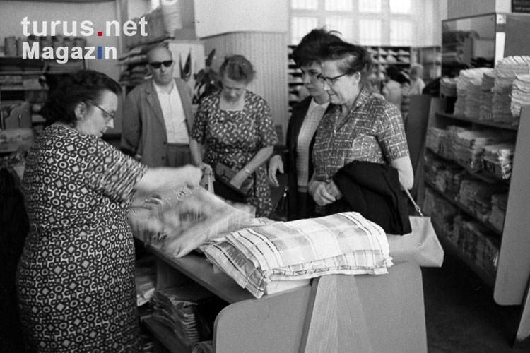 Foto: Textilabteilung in einem HO-Kaufhaus in der DDR, 50er Jahre