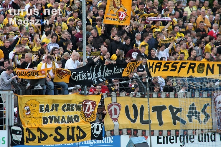 Foto: Ultras der SG Dynamo Dresden beim Auswärtsspiel beim ...