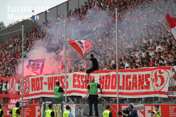 Foto: Pyro RWE Fans gegen WSV - Bilder von Rot-Weiss Essen ...