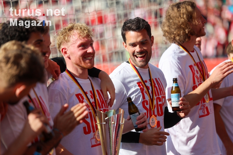 RWE Spieler feiern Pokalsieg 2024