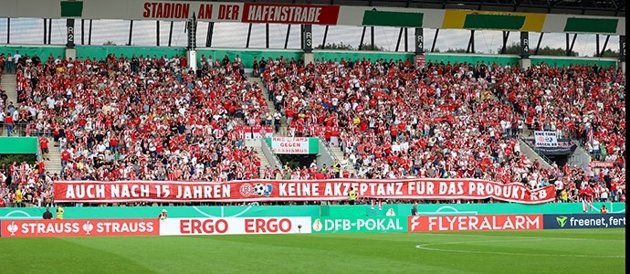 RWE gegen Leipzig: Video und Fotos von Fanmarsch, Spiel und Protest