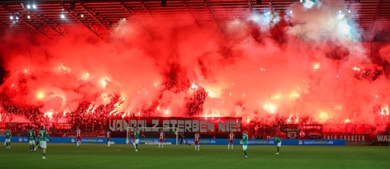 RWE vs. Lübeck: Erst Trauerkerzen auf der West, dann Sieg als Trost