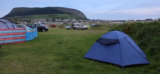 Zelten auf dem Campingplatz bei Sligo an der Westküste Irlands