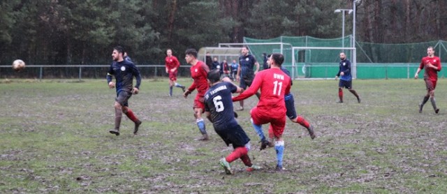 Blau-Weiß Mahlsdorf/Waldesruh vs. Tasmania II: Schlammschlacht auf feinstem Acker