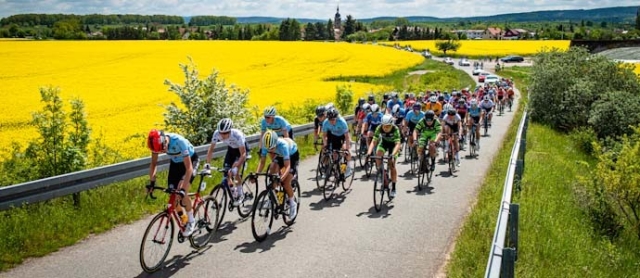 Lucinda Brand gewinnt die Tour durch die riesigen Felder mit den gelben Blumen