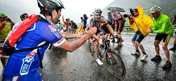 Schlussanstieg bringt Entscheidung: Tom Dumoulin im Hagelschauer zum Etappensieg