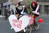 Sind wir noch Papst? Bunter Protest gegen den Papst-Besuch in Berlin