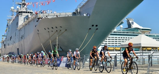 3. Etappe Vuelta: Spektakulärer Start auf einem Flugzeugträger in Cádiz