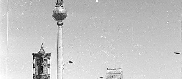 3857-frontalvision-Ostberlin-Rotes-Rathaus-Fernsehturm